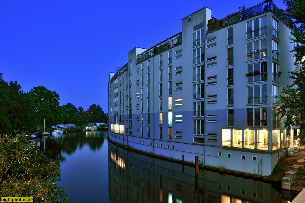 Berlin Spandau Wasserstadt. Wohnquartier am Wasserbogen des Maselakekanal. Blockbebauung Erbaut 1999 von Grobe Architekten. Städtebauliches Konzept von David Chipperfield. Aufgenommen vom Bota-Raton-Steg