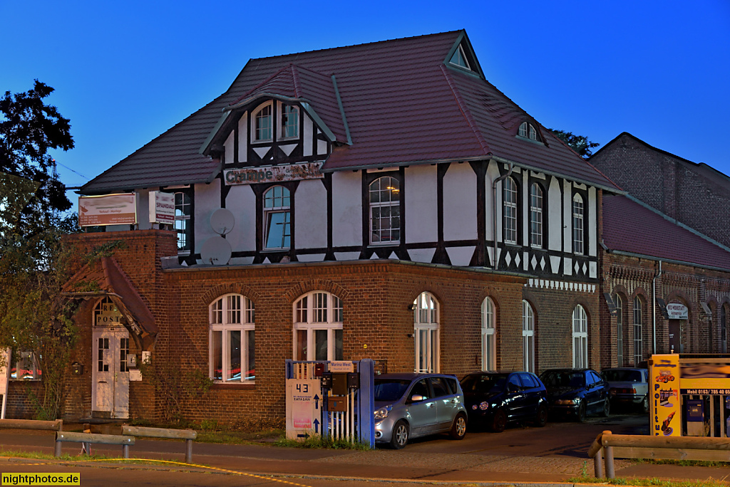 Berlin Spandau Hakenfelde. Fachwerk Verwaltungsgebäude der ehemaligen Apparate-Maschinen-Armaturen Fabrik (AMA). Rauchstrasse 43-44