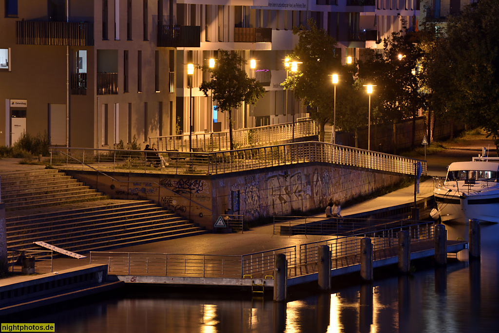 Berlin Spandau Haselhorst Wasserstadt. Wohnquartier 'Waterkant Berlin' erbaut 2018-2021 von Eike Becker Architekten. Der 'Salsa-Steg'