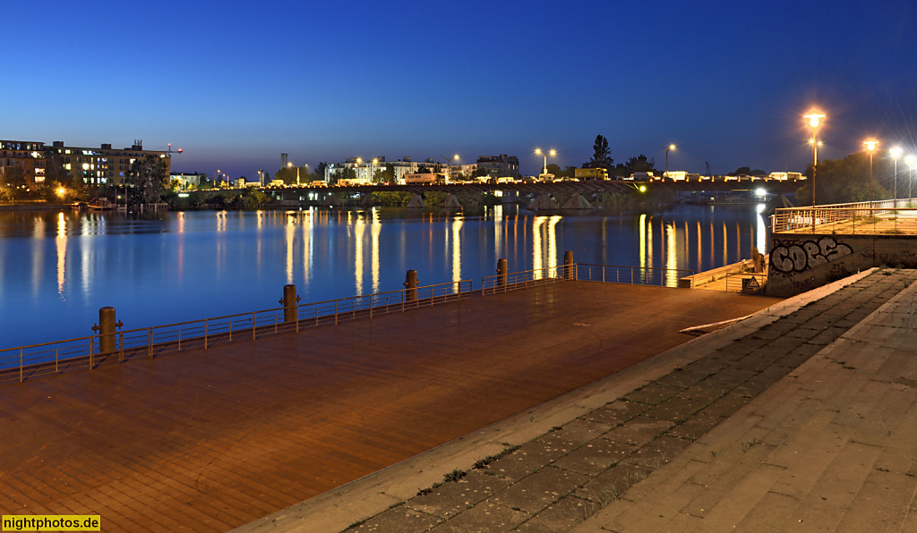 Berlin Spandau Haselhorst Wasserstadt. Der 'Salsa-Steg' im Wohnquartier 'Waterkant Berlin' erbaut 2018-2021 von Eike Becker Architekten an der Havel. Hinten Wasserstadt-Brücke erbaut 1998-2000