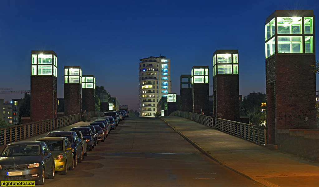 Berlin Spandau Wasserstadt. Spandauer-See-Brücke über die Havel erbaut 1995-1997 v Walter A. Noebel nach Entwurf von Leonhardt, Andrä und Partner. Wohnhochhaus 'Havel Perle' erbaut 2016-2018 von Hartwig Kirchhof in der Hugo-Cassirer-Strasse 11