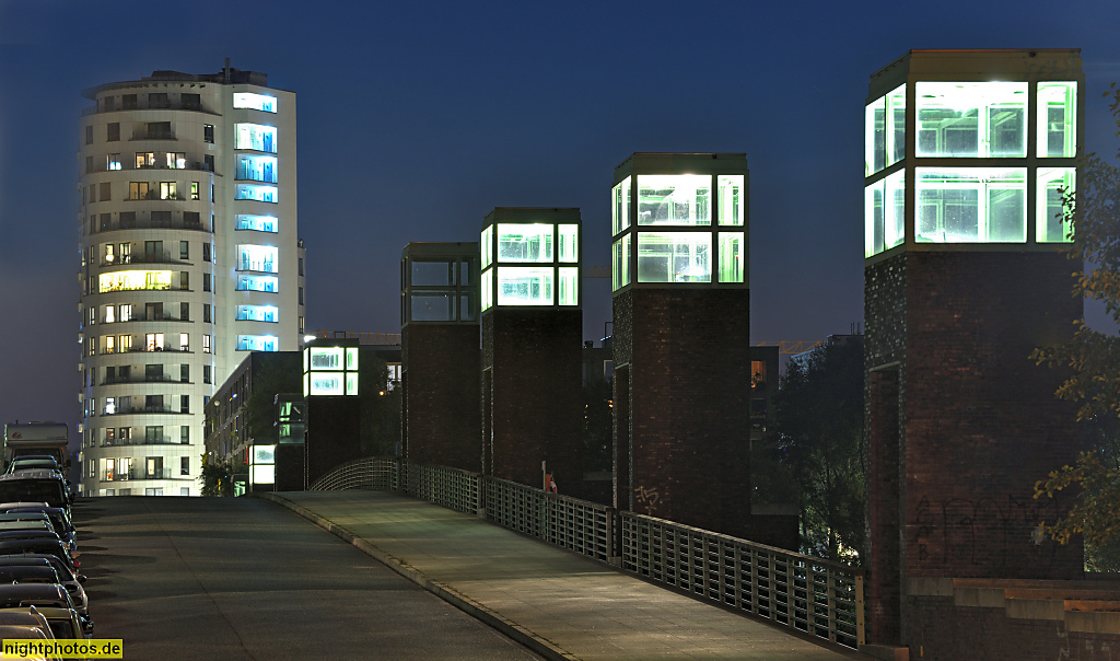 Berlin Spandau Wasserstadt. Spandauer-See-Brücke über die Havel erbaut 1995-1997 v Walter A. Noebel nach Entwurf von Leonhardt, Andrä und Partner. Wohnhochhaus 'Havel Perle' erbaut 2016-2018 von Hartwig Kirchhof in der Hugo-Cassirer-Strasse 11