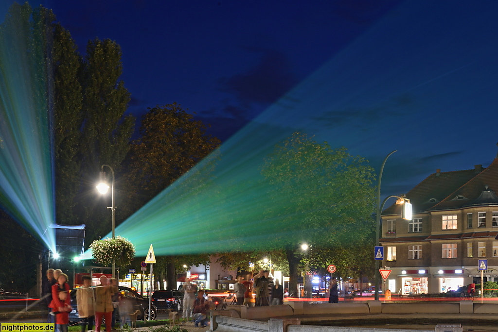 Berlin Frohnau Projektor beim Festival of Lights auf dem Ludolfinger Platz. Hinten Wohn- und Geschäftshaus erbaut 1926-1928 von Paul Poser