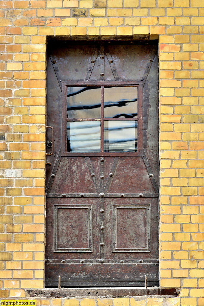 Berlin Prenzlauer Berg Bötzow-Brauerei erbaut 1884-1891 von Gustav Hochgürtel für Julius Bötzow. Stahltür. Seit 2010 Eigentümer Hans Georg Näder. Seit 2019 Restaurierung durch David Chipperfeld und Vangeisten.Marfels Architekturbüro. Umbau zum ottobock hu