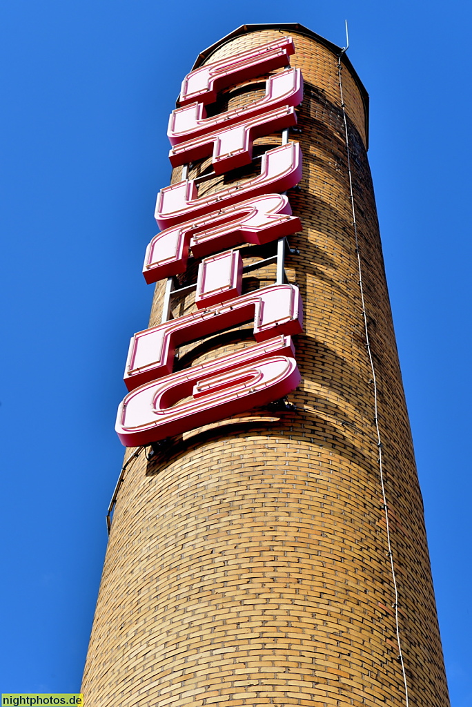 Berlin Prenzlauer Berg Bötzow-Brauerei erbaut 1884-1891 von Gustav Hochgürtel für Julius Bötzow. Innenhof mit Schornstein. Seit 2010 Eigentümer Hans Georg Näder. Seit 2019 Restaurierung durch David Chipperfeld und Vangeisten.Marfels Architekturbüro. Umbau