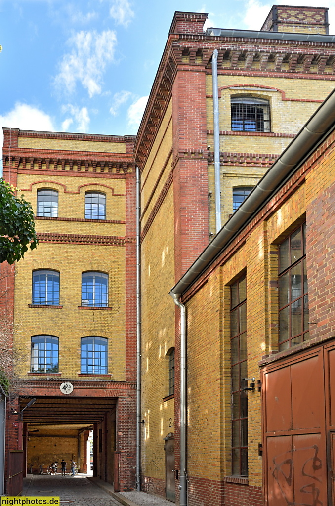 Berlin Prenzlauer Berg Bötzow-Brauerei erbaut 1884-1891 von Gustav Hochgürtel für Julius Bötzow. Durchfahrt. Seit 2010 Eigentümer Hans Georg Näder. Seit 2019 Restaurierung durch David Chipperfeld und Vangeisten.Marfels Architekturbüro. Umbau zum ottobock 