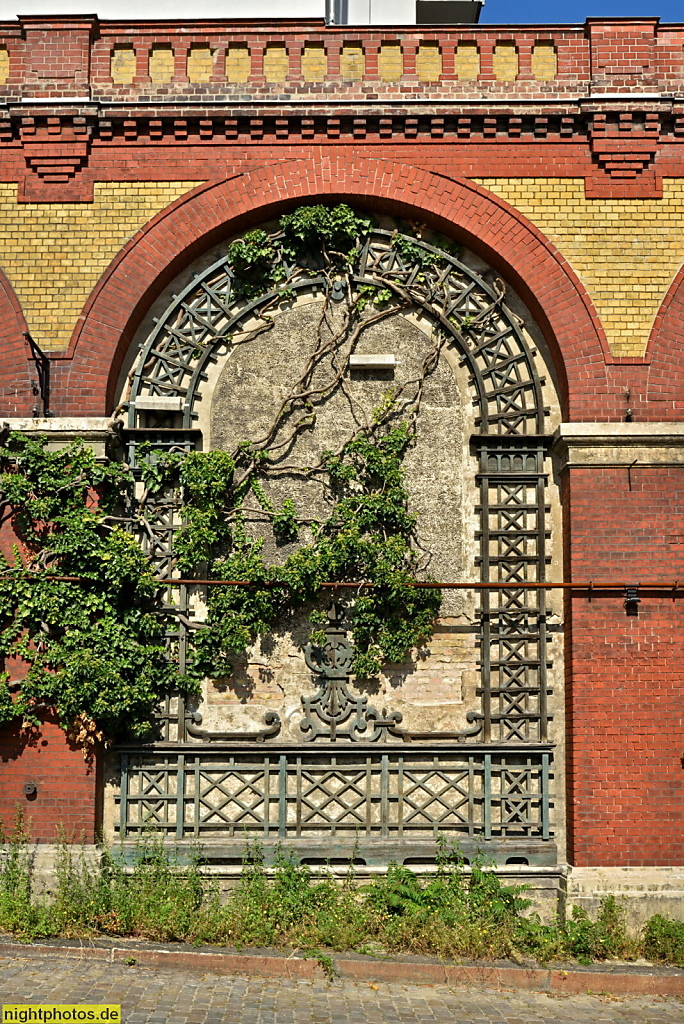 Berlin Prenzlauer Berg Bötzow-Brauerei erbaut 1884-1891 von Gustav Hochgürtel für Julius Bötzow. Seit 2010 Eigentümer Hans Georg Näder. Seit 2019 Restaurierung durch David Chipperfeld und Vangeisten.Marfels Architekturbüro. Blendbogen in Einfriedung mit G
