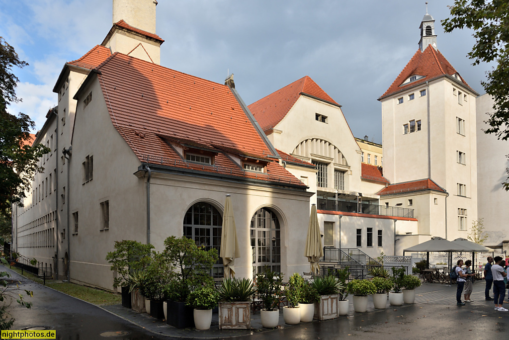 Berlin Prenzlauer Berg. Hofseite des Stadtbad und Hotel Oderberger Strasse. Erbaut 1898-1902 von Ludwig Hoffmann. Saniert 2012-2016. Oderberger Strasse 57-59