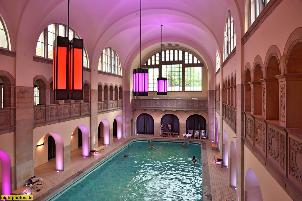 Berlin Prenzlauer Berg. Stadtbad und Hotel Oderberger Strasse. Erbaut 1898-1902 von Ludwig Hoffmann. Saniert 2012-2016. Schwimmhalle mit Wandreliefs. Oderberger Strasse 57-59