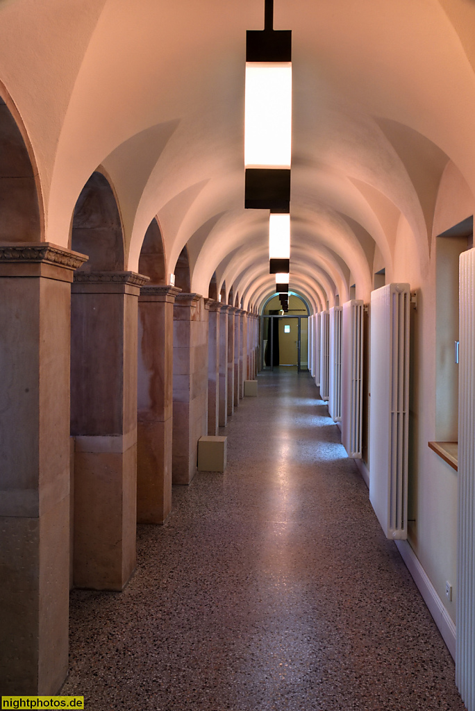 Berlin Prenzlauer Berg. Stadtbad und Hotel Oderberger Strasse. Erbaut 1898-1902 von Ludwig Hoffmann. Saniert 2012-2016. Flur Umkleiden und ehemalige Reinigungsbäder. Oderberger Strasse 57-59