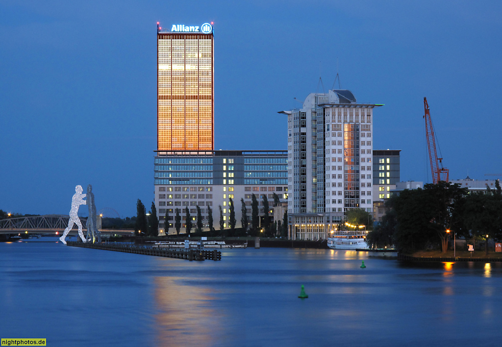 Berlin Treptow  Allianz SE Treptowers erbaut 1994-1998 von Gerhard Spangenberg mit Ausführung durch Architekten Schweger und Partner mit Reichel und Stauth. Skulptur Molecule Man. Restaurantschiff Hoppetosse