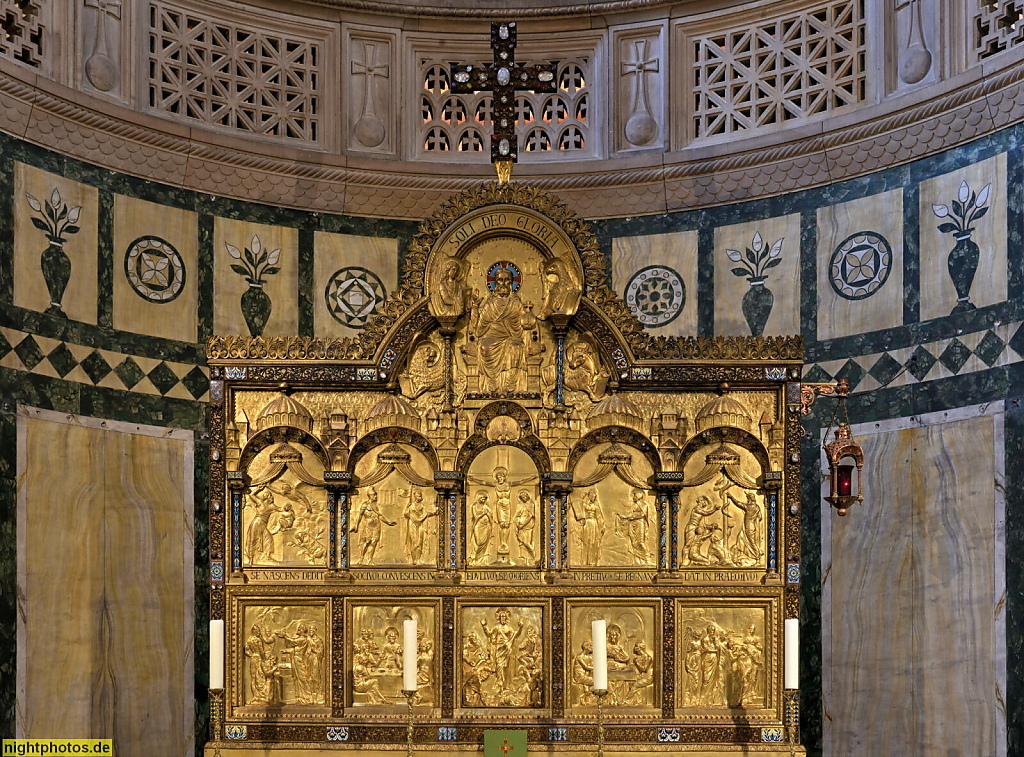 Berlin Prenzlauer Berg. Katholische Herz-Jesu-Kirche erbaut 1897-1899 von Christoph Hehl und W. Colberg in niedersächsisch-romanischen und frühchristlich-byzantinischen Stil. Vergoldetes Retabel auf dem Altar gestaltet von Otto Geyer. Fehrbelliner Strasse