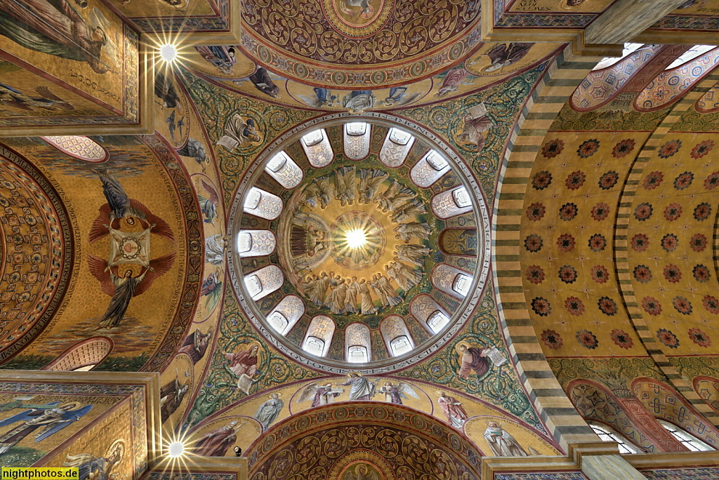 Berlin Prenzlauer Berg. Katholische Herz-Jesu-Kirche erbaut 1897-1899 von Christoph Hehl und W. Colberg in niedersächsisch-romanischen und frühchristlich-byzantinischen Stil. Maler Karl Wenzel und Friedrich Stummel. Kuppel. Fehrbelliner Strasse 98-99