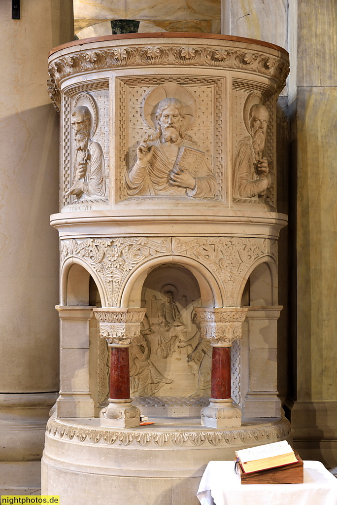 Berlin Prenzlauer Berg. Katholische Herz-Jesu-Kirche erbaut 1897-1899 von Christoph Hehl und W. Colberg in niedersächsisch-romanischen und frühchristlich-byzantinischen Stil. Kanzel als Ambo gestaltet von Otto Geyer als auf Säulen mit Konsolen gestützte R