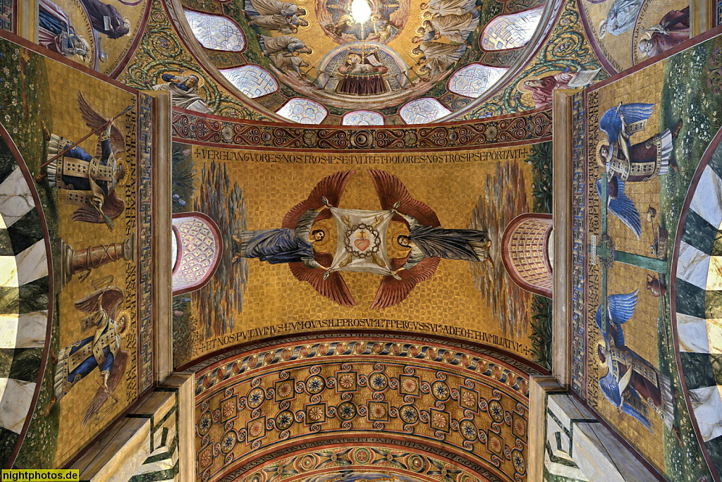 Berlin Prenzlauer Berg. Katholische Herz-Jesu-Kirche erbaut 1897-1899 von Christoph Hehl und W. Colberg in niedersächsisch-romanischen und frühchristlich-byzantinischen Stil. Deckenmalerei Engel im Querschiff Gewölbe. Fehrbelliner Strasse 98-99