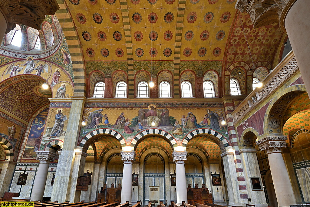 Berlin Prenzlauer Berg. Katholische Herz-Jesu-Kirche erbaut 1897-1899 von Christoph Hehl und W. Colberg in niedersächsisch-romanischen und frühchristlich-byzantinischen Stil. Langhaus Westseite Jesus als Freund der Kinder. Fehrbelliner Strasse 98-99