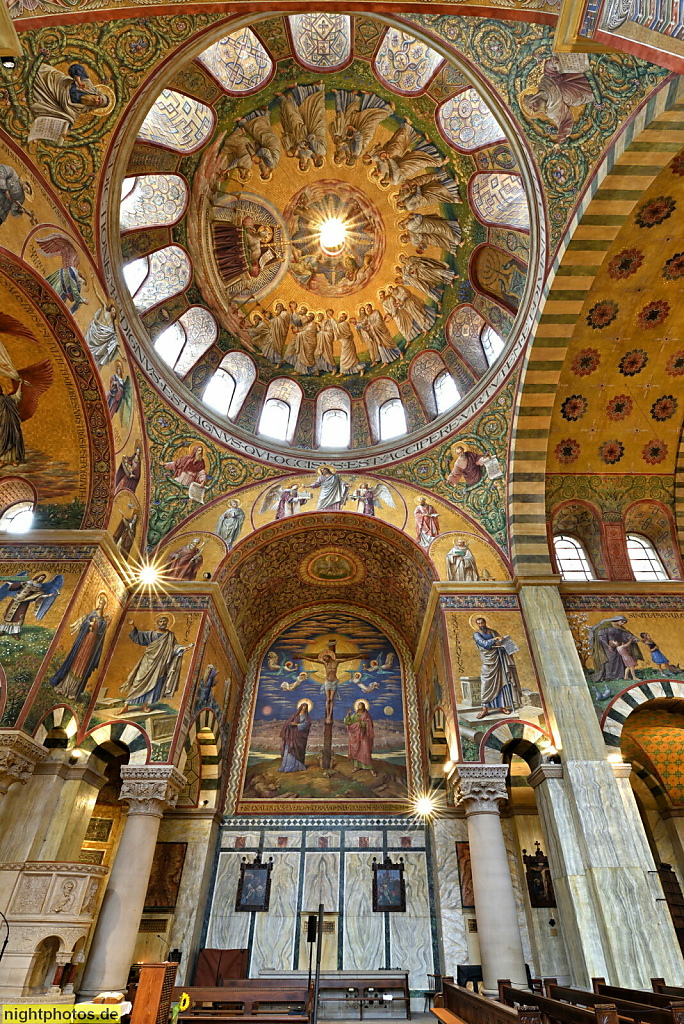 Berlin Prenzlauer Berg. Katholische Herz-Jesu-Kirche erbaut 1897-1899 von Christoph Hehl und W. Colberg in niedersächsisch-romanischen und frühchristlich-byzantinischen Stil. Westliches Querschiff Kreuzigung Christi. Fehrbelliner Strasse 98-99