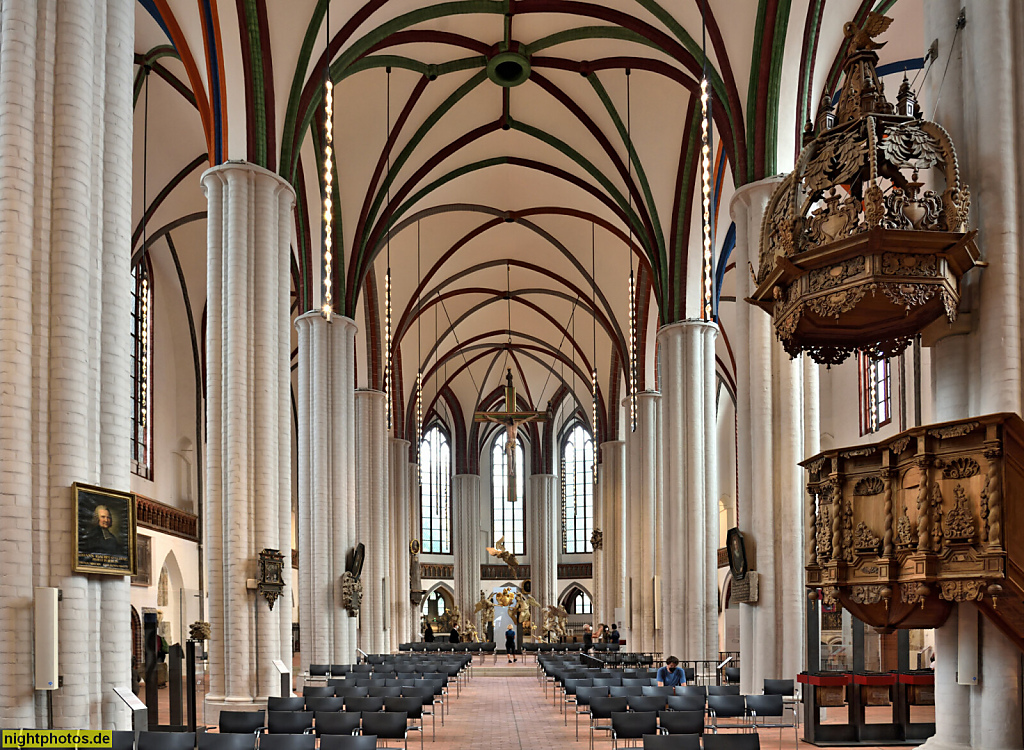 Berlin Mitte Nikolaikirche. Stiftung Stadtmuseum Berlin. Erbaut ab 1230. Heutige Form 1876-1878 von Hermann Blankenstein. Kreuzrippengewölbe Mittelschiff mit Kanzel