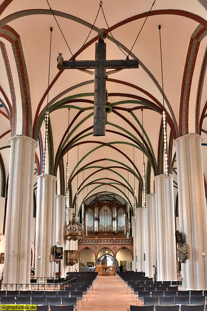 Berlin Mitte Nikolaikirche. Seit 1987 Stadtmuseum Berlin. Erbaut ab 1230. Heutige Form 1876-1878 von Hermann Blankenstein. Mittelschiff mit Triumphkreuz und Orgelempore. Orgel von 1997 Firma Jehmlich