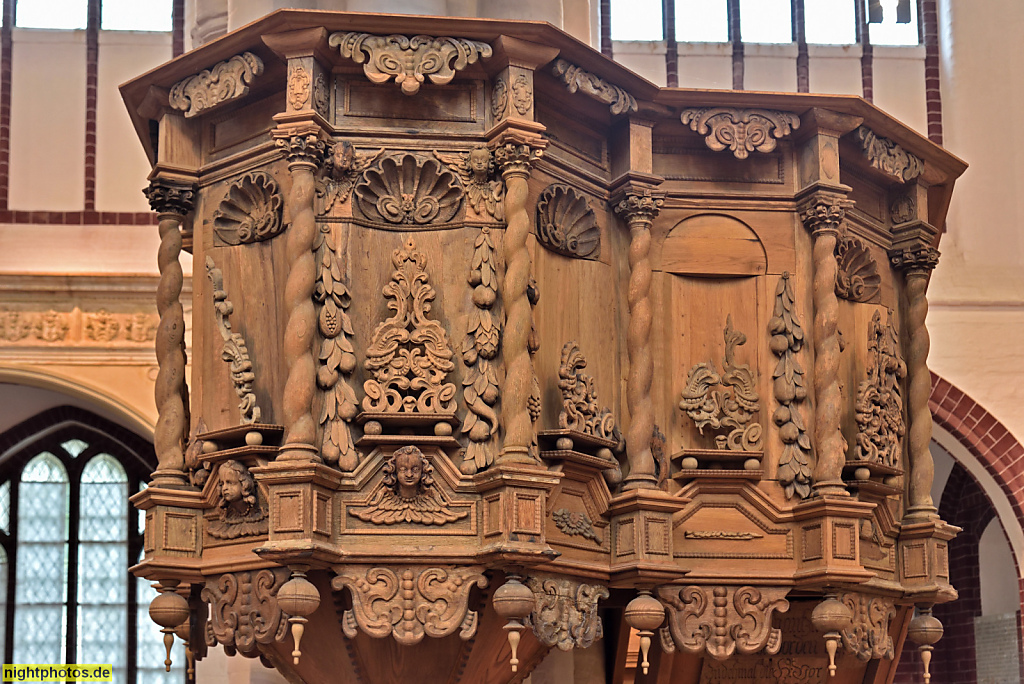 Berlin Mitte Nikolaikirche. Stiftung Stadtmuseum Berlin. Kanzel aus Eichenholz des Franziskanerkloster geschnitzt 1662. Aktuell Rekonstruiert. Knorpelstil des Frühbarock