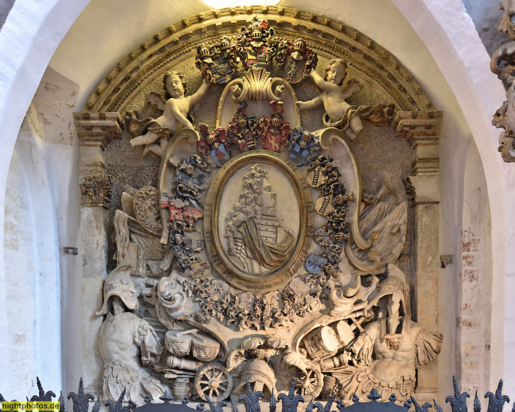 Berlin Mitte Nikolaikirche. Seit 1987 Stadtmuseum Berlin. Sandstein Grabmal Carl Constantin von Schmitter. Festungskommandant von Peitz. Mit Ehefrau Freifrau Emerentia Elisabeth von Pufendorf. Erschaffen 1721