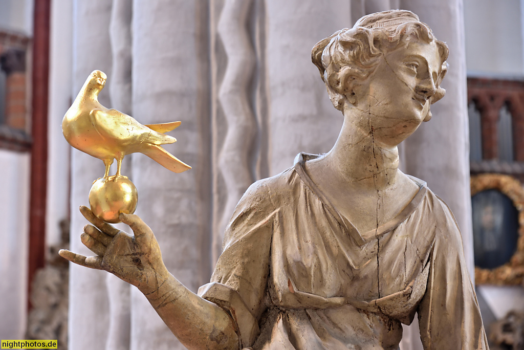 Berlin Mitte Nikolaikirche. Seit 1987 Stadtmuseum Berlin. Skulptur 'Die Personifikation der Demut'. Frau mit goldener Taube