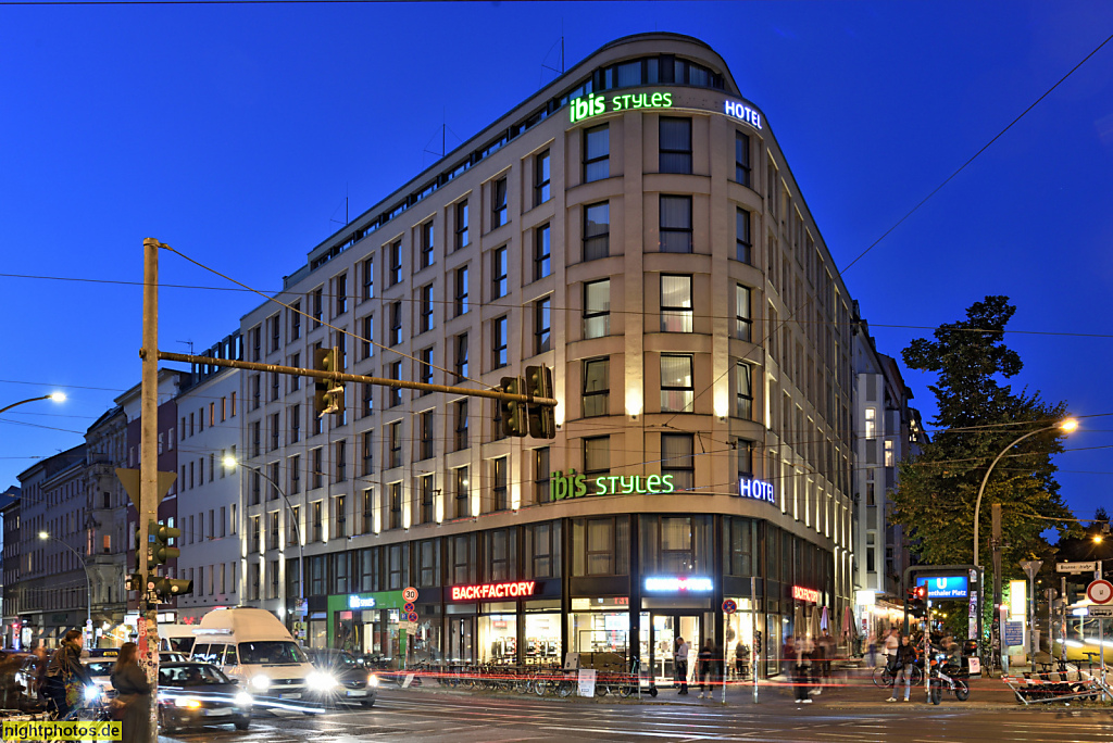 Berlin Mitte Rosenthaler Platz Ecke Brunnenstrasse und Weinbergsweg. IBIS Hotel erbaut 2010 von REM tec Architekten. The Circus Hostel