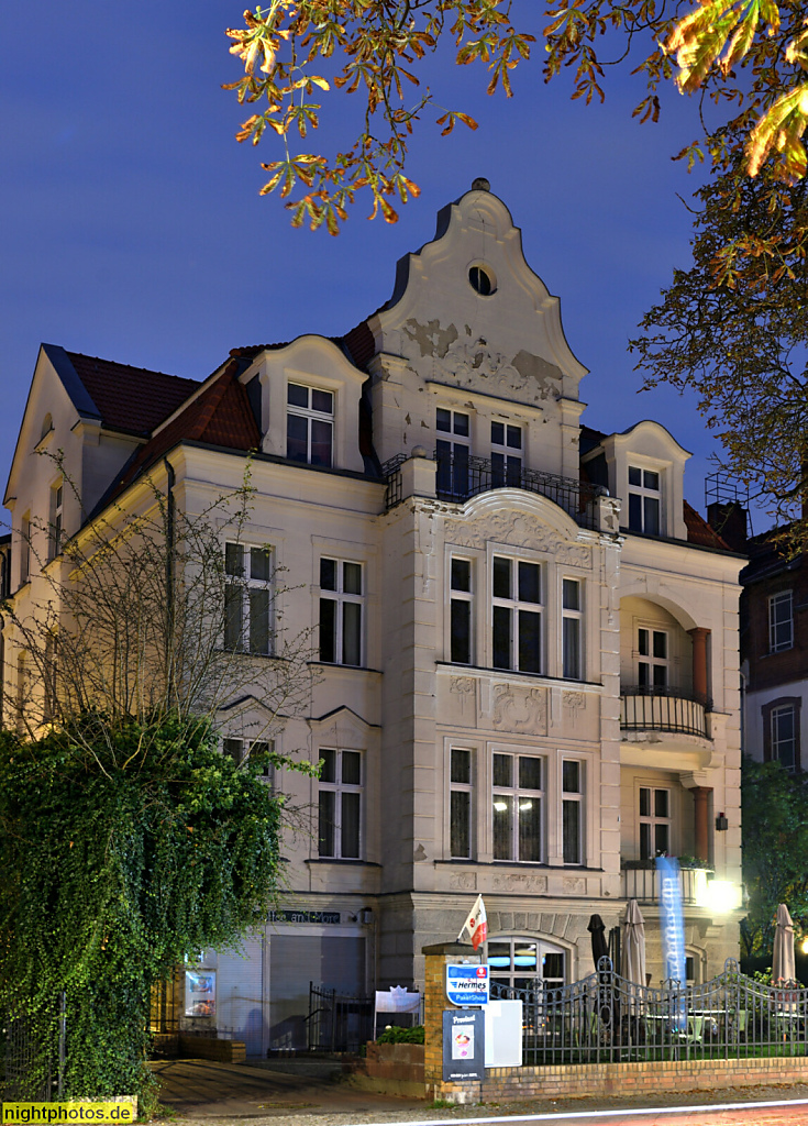Berlin Lichterfelde Mietshaus erbaut 1906-1907 von August Höhne. Fassade von W. Heinel. Drakestrasse 19