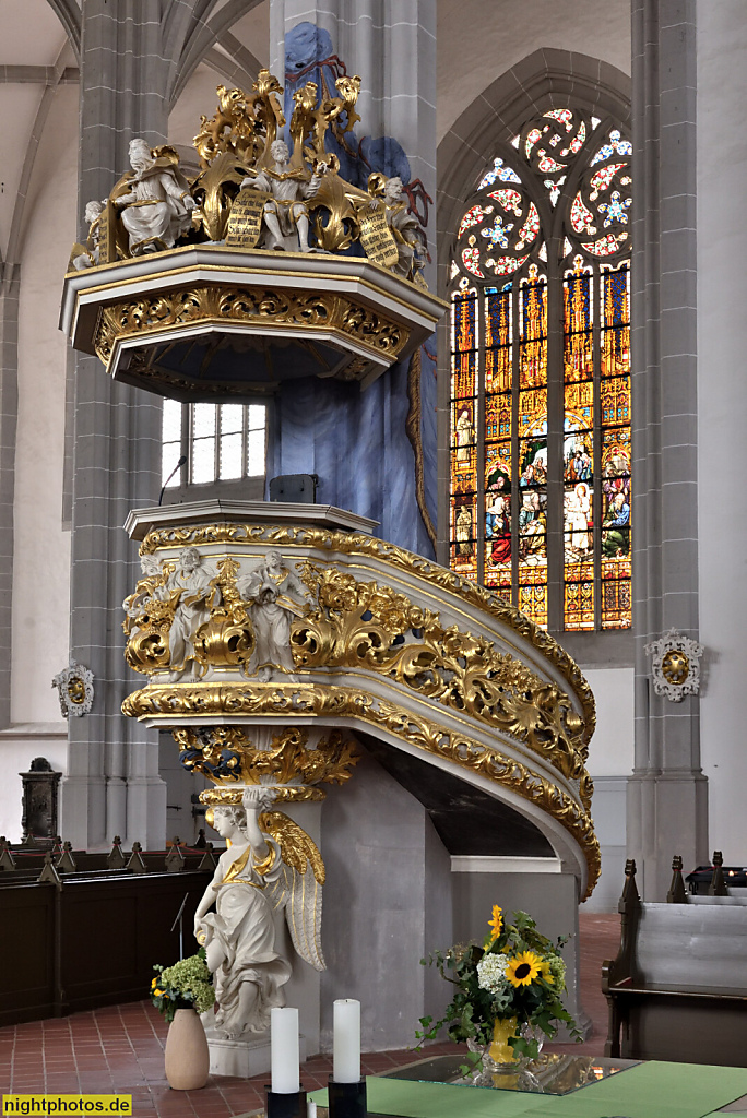 Görlitz St. Peter und Paul Kirche erbaut 1425-1497 von Conrad Pflüger. Urban Laubanisch. Blasius Börer. Barocke Kanzel aus Sandstein 1693 von Johann Conrad Buchau. Am Kanzelkorb Evangelisten. Am Kanzeldeckel Apostel und Propheten. Glasgemälde von 1893 'Je