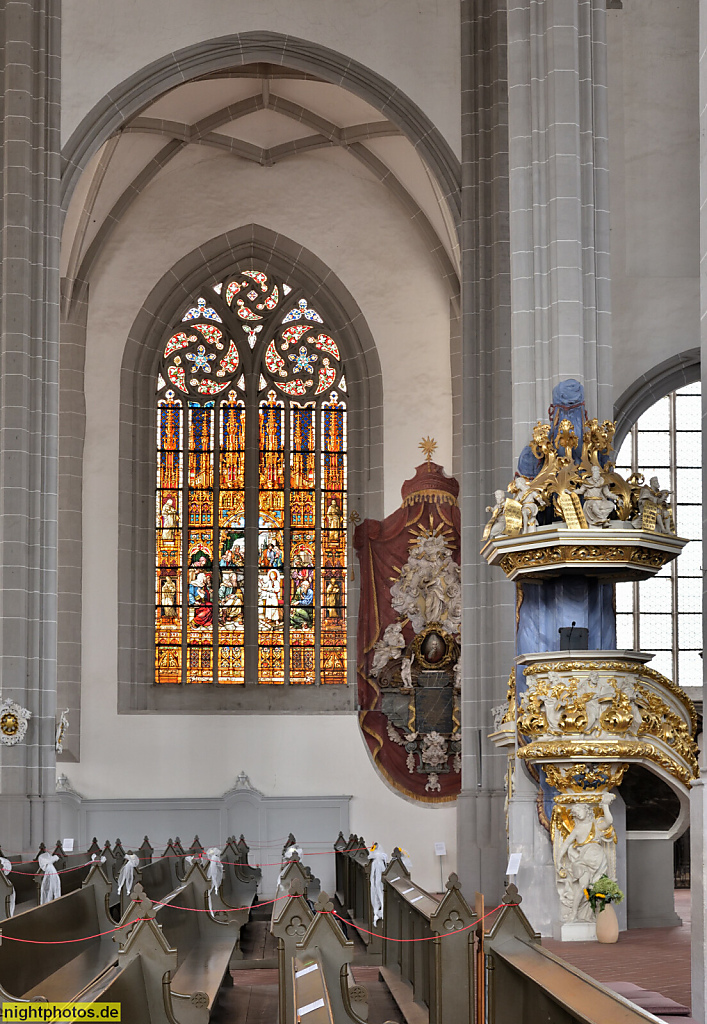 Görlitz St. Peter und Paul Kirche erbaut 1425-1497 von Conrad Pflüger. Urban Laubanisch. Blasius Börer. Barocke Kanzel aus Sandstein 1693 von Johann Conrad Buchau. Am Kanzelkorb Evangelisten. Am Kanzeldeckel Apostel und Propheten. Glasgemälde von 1893 'Je