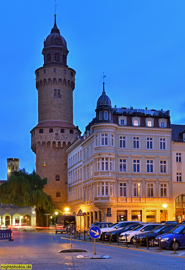 Görlitz. Wohnhaus mit Läden erbaut um 1850 mit Eckerker und aufgesetzter Laterne. Obermarkt 13. Reichenbacher Turm erbaut 1376 als Teil der Stadtbefestigung