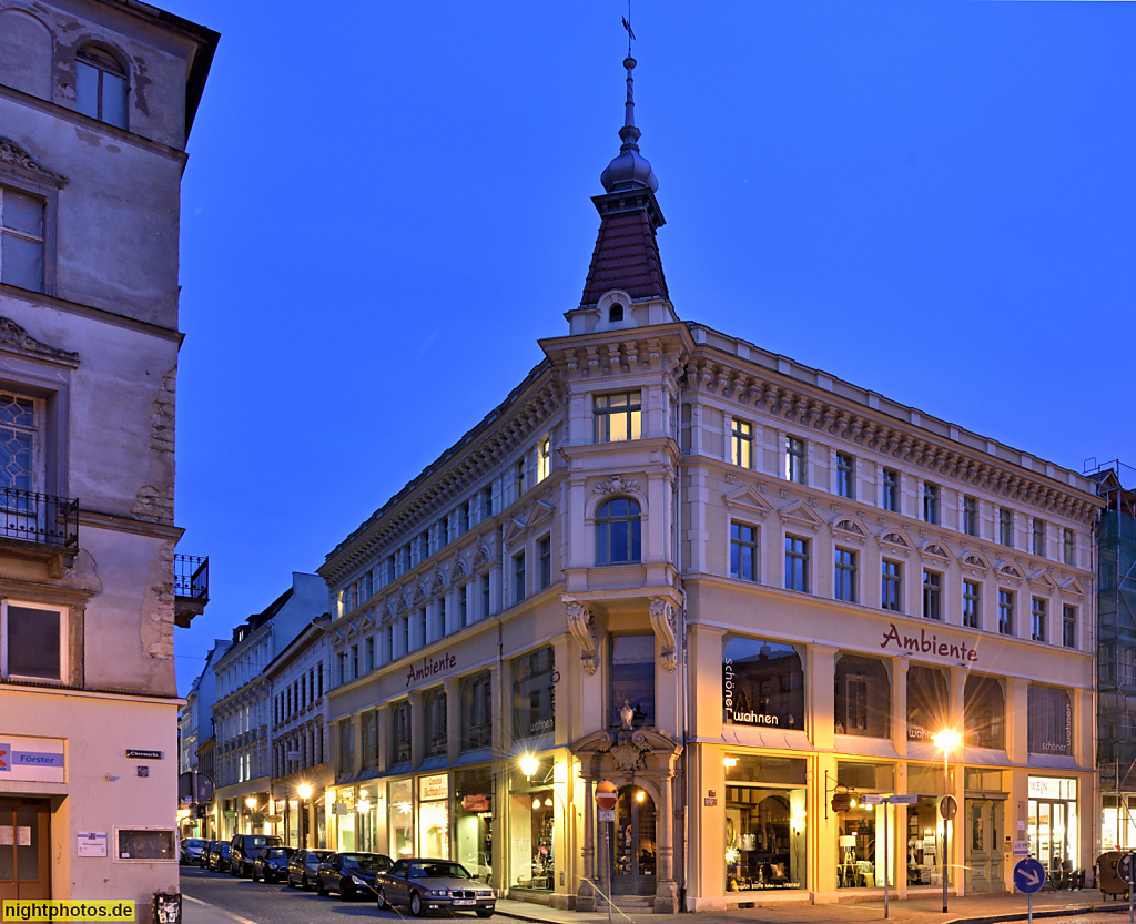 Görlitz. Wohn- und Geschäftshaus erbaut 1838 von Sattler Böhme. Umbauten durch Kaufleute Meirowsky. Portikus mit gesprengtem Volutengiebel. Obermarkt 7