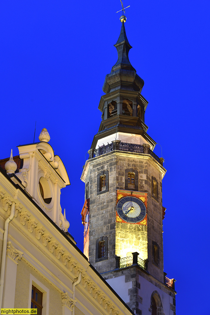 Görlitz. Brüderstrasse mit Rathausturm mit Dachlaterne erbaut 1511-1516 von Stadtwerkmeister Albrecht Stieglitzer am Untermarkt 6 aus Werksteinquadern. Turmsockel teilverputzt mit Eckquaderung