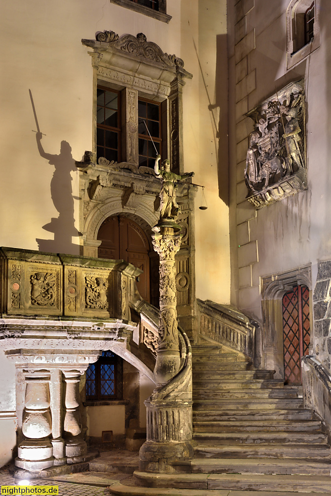 Görlitz. Rathaustreppe mit Verkündkanzel erbaut 1537-1538 von Wendel Roskopf mit Justitia von 1591 und Wappenrelief von Matthias Corvinus König von Böhmen und Ungarn