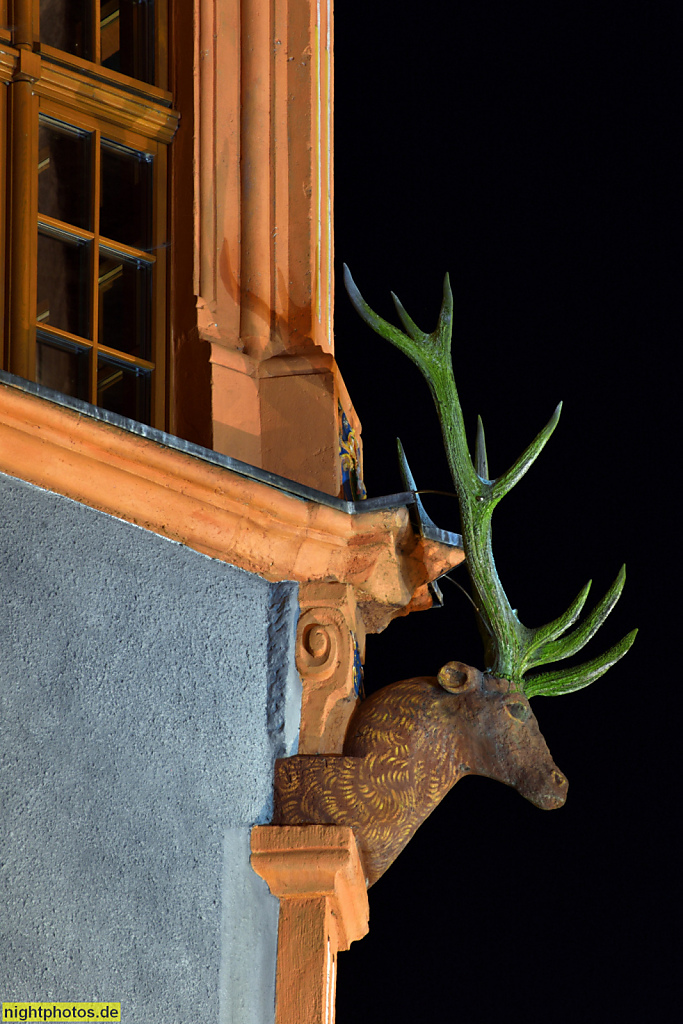 Görlitz. Schönhof mit Hirschgeweih als Fassadenschmuck. Erbaut 1525 als Wohnhaus von Wendel Roskopf als bürgerliches Renaissancehaus. Saniert 1995. Brüderstrasse 8