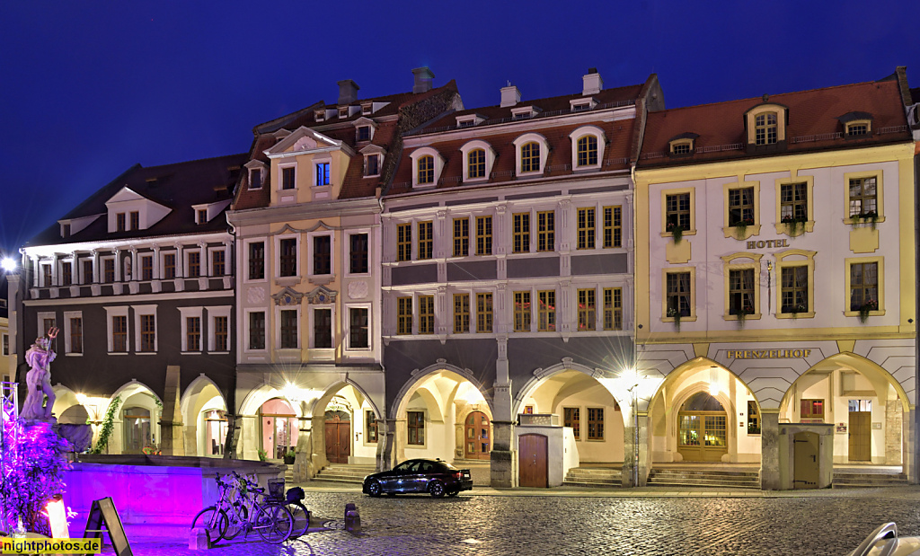 Görlitz. Mit Laubengang hinter Spitzbogen Arkaden verbundene Hallenhäuser am Untermarkt. Frenzelhof erbaut als 'Goldener Baum' von Grosskaufmann Hans Frenzel (1463-1526). Links illuminierter Neptunbrunnen