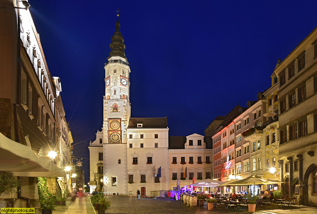 Görlitz. Untermarkt mit Hallenhäusern Rathausturm Neptunbrunnen Zeile und Waage. Aussengastronomie vor der Zeile