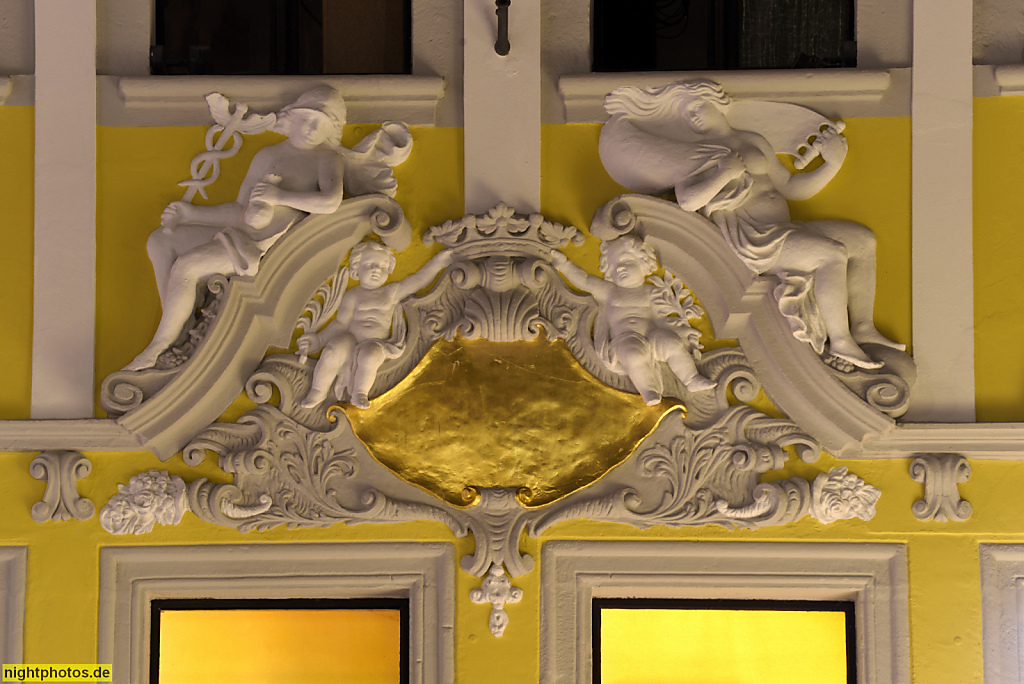 Görlitz. Barocker Fassadenschmuck an einem historischen Renaissance Wohnhaus der Zeile. Untermarkt 13