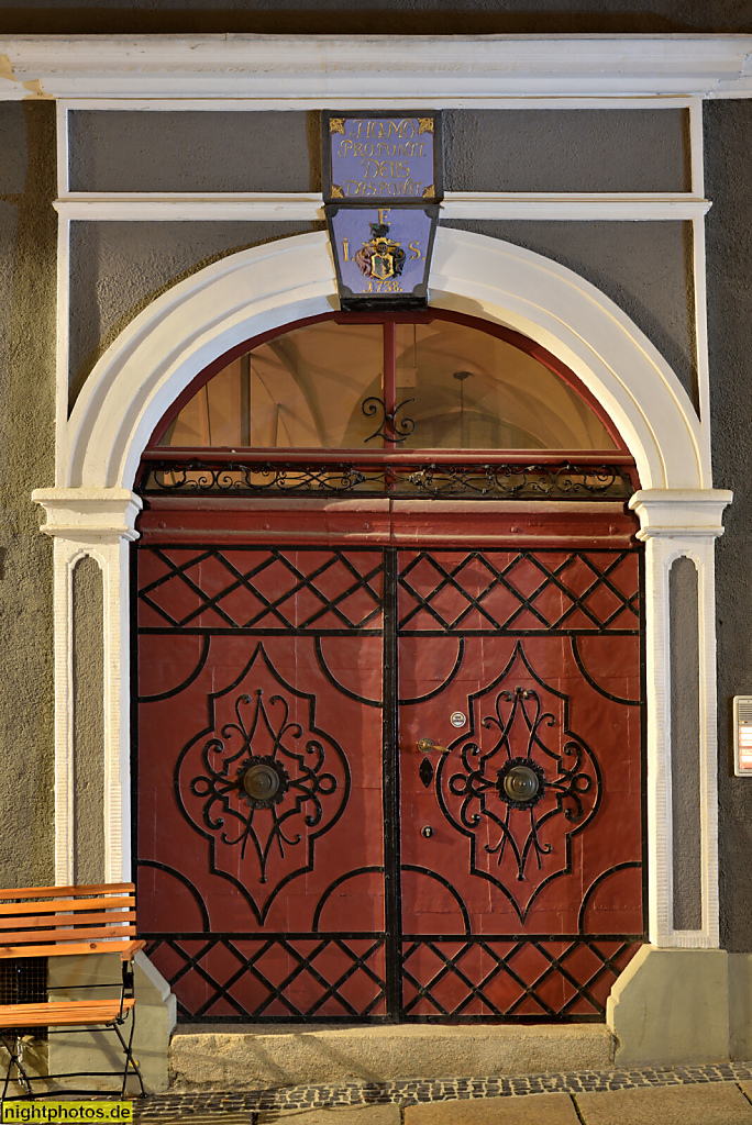 Görlitz. Wohnhaus erbaut 1525. Fassade gemaess Portalschlussstein von 1738  mit Monogramm und Inschrift. Neissstrasse 26