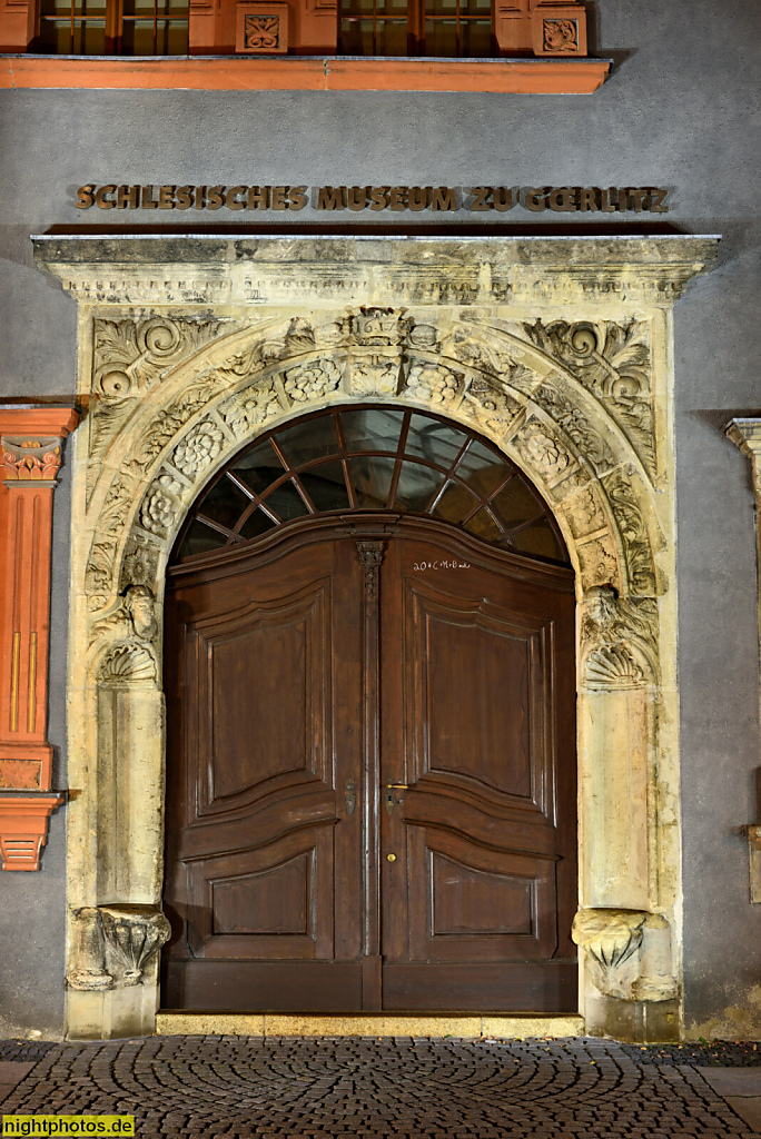 Görlitz. Schönhof mit Schlesischem Museum zu Görlitz. Erbaut 1525 als Wohnhaus von Wendel Roskopf als bürgerliches Renaissancehaus. Sitznischenportal von 1617. Saniert 1995. Brüderstrasse 8.