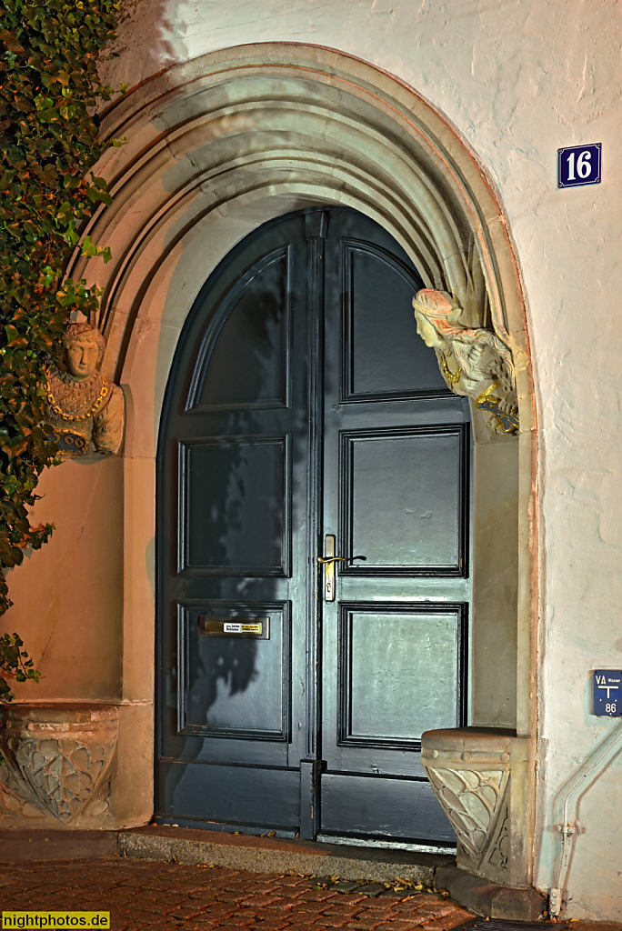 Görlitz. Sitznischenportal an einem Renaissancebau bezeichnet mit 1566. Rundbogenportal vierfach. Brüderstrasse 16