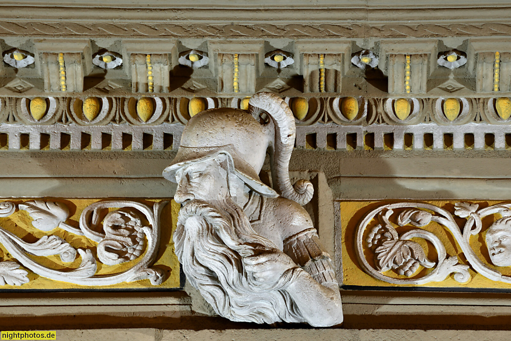 Görlitz. Altes Rathaus erbaut um 1369. Umbau 1530 durch Wendel Roskopf im Renaissancestil. Renaissanceportal von 1556. Fries mit floralem und figuralen Schmuck. Untermarkt 8