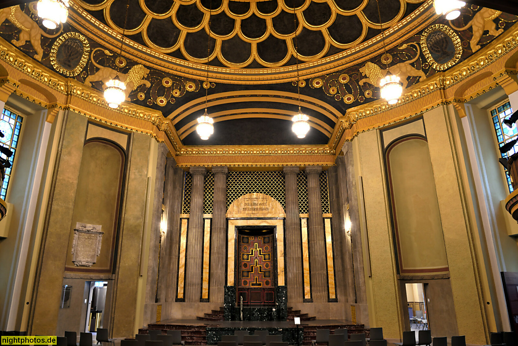 Görlitz. Synagoge erbaut 1909-1911 als Monumentalbau von Lossow und Kühne. Stadterwerb 1963. Saniert ab 1991. Europäisches Kulturzentrum seit 2021. Bühne und Löwenfries