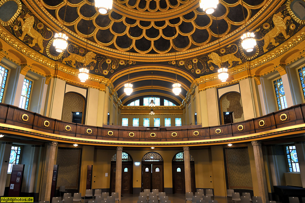 Görlitz. Synagoge erbaut 1909-1911 als Monumentalbau von Lossow und Kühne. Stadterwerb 1963. Saniert ab 1991. Europäisches Kulturzentrum seit 2021. Empore mit Löwenfries und Kuppel