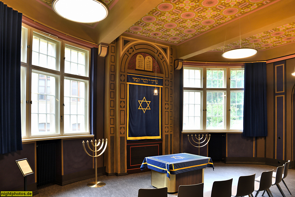 Görlitz. Synagoge erbaut 1909-1911 als Monumentalbau von Lossow und Kühne. Stadterwerb 1963. Saniert ab 1991. Europäisches Kulturzentrum seit 2021. Gebetsraum mit Menora