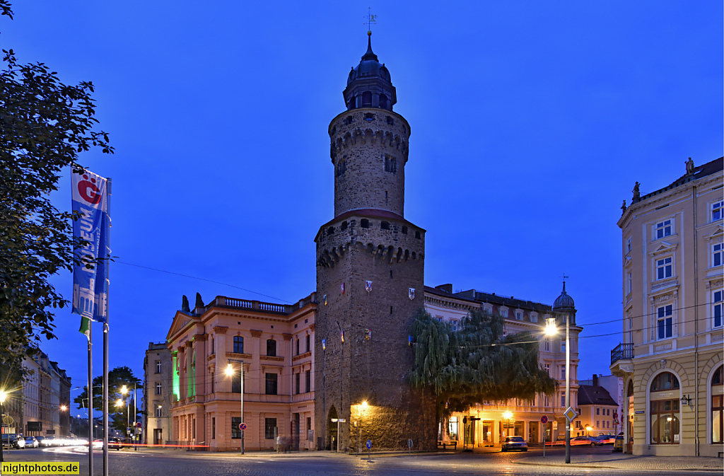 Görlitz. Reichenbacher Turm erbaut 1376 als Teil der Stadtbefestigung. Wehrgang und Rundturm von 1485. Links Humboldthaus erbaut 1871 als Vereinshaus des Gewerbevereins. 1923 gekauft von der Freimaurerloge Zum ewigen Licht. Seit 1938 genutzt von der Natur