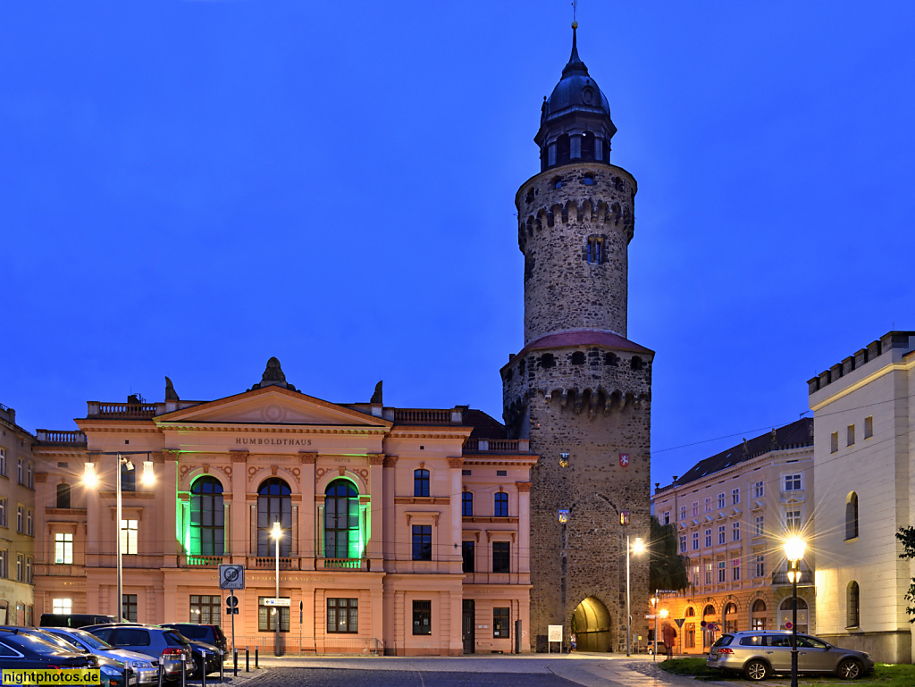 Görlitz. Reichenbacher Turm erbaut 1376 als Teil der Stadtbefestigung. Wehrgang und Rundturm von 1485. Links Humboldthaus erbaut 1871 als Vereinshaus des Gewerbevereins. 1923 gekauft von der Freimaurerloge Zum ewigen Licht. Seit 1938 genutzt von der Natur