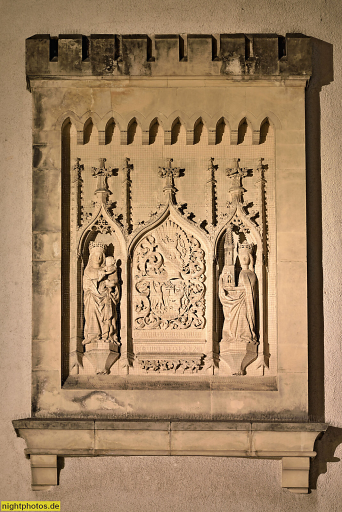 Görlitz. Frauenturm am Marienplatz erbaut 1250. Sandsteinrelief mit Stadtwappen mit Hl. Maria und Hl. Barbara verliehen 1433 von Kaiser Sigismund. Erschaffen von Briccius Gauske