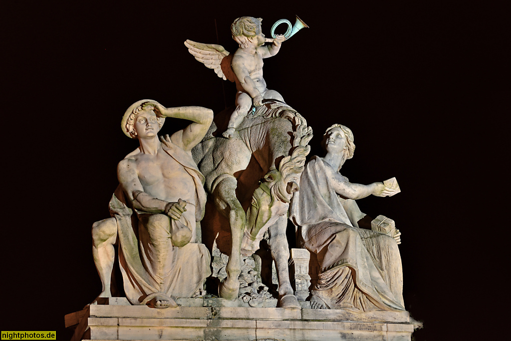 Görlitz. Figurengruppe als Allegorie auf Postdienste. Postamt erbaut 1855 im Stil der Neorenaissance. Umbau 1889 zum Hauptpost- und Telegrafenamt. Postplatz 1