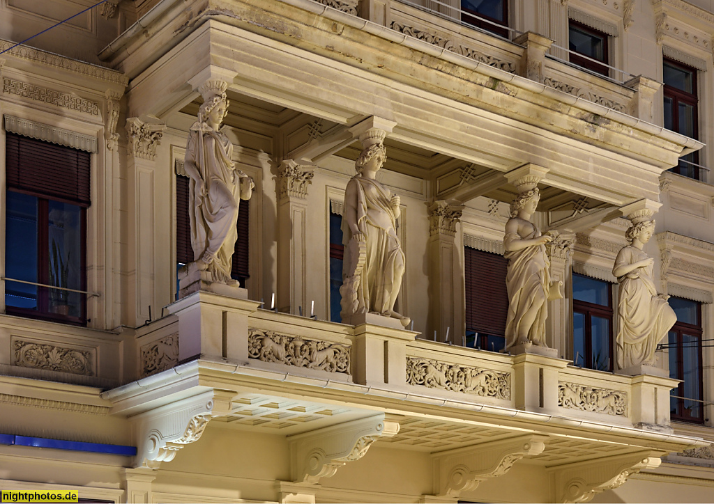 Görlitz. Balkon mit Karyatiden am ehemaligen Frauenspital umgebaut 1863-1868 von Eduard Schulze zum Hotel Victoria mit spätklassizistischer Fassade. Postplatz 19